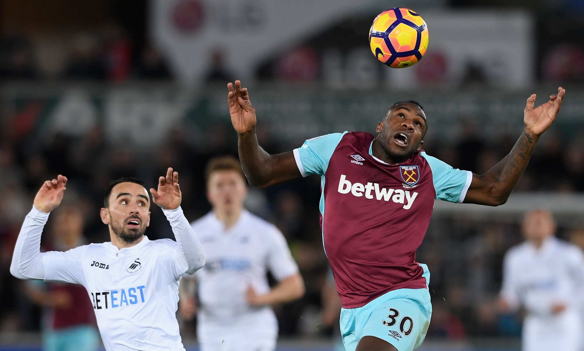 被球迷们亲 被球迷们亲