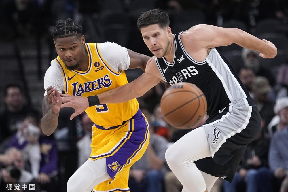 在轮换防守 在轮换防守